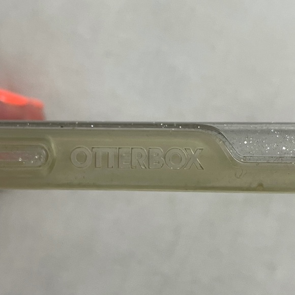 Clear and sparkly iPhone XR otter box case - Picture 4 of 4